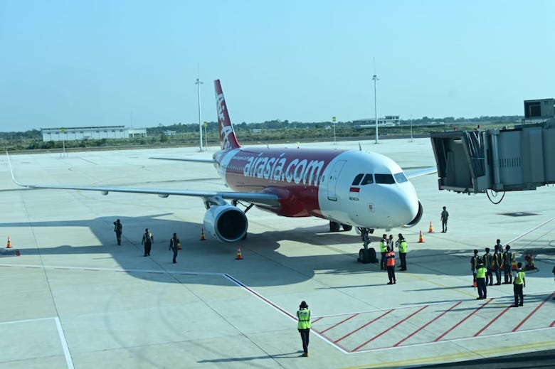 Angkut 133 Penumpang, Air Asia Mendarat Perdana di Bandara Kertajati